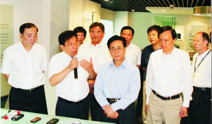曾任中央书记处书记赵洪祝（时任浙江省委书记）；中央政治局委员黄坤明（时任杭州市委书记）